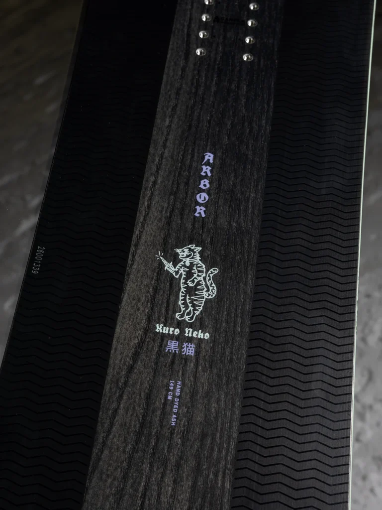 10 ARBOR KURO NEKO 2025 ENVIROcopy.png 768x1024 - ARBOR 25/26 Kuro Neko Snowboard