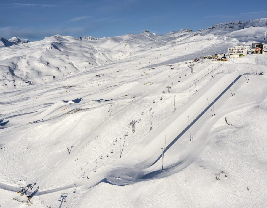 20200215 LAAX Snowpark 006 900x700 - LAAX