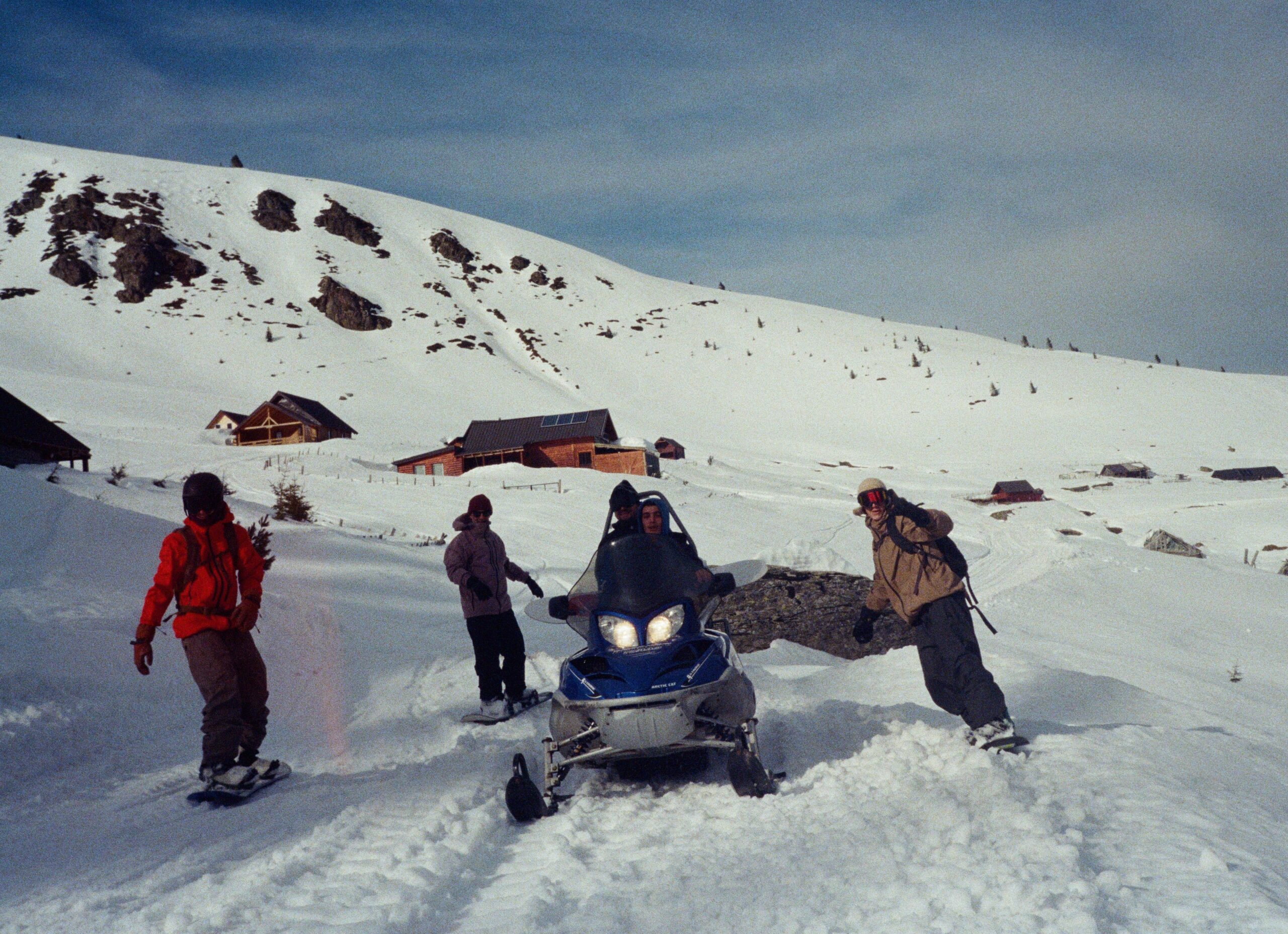 KUDOS KOSOVO by Volcom Snow Crew Volcom Kosovo TheoAcworth 000031480017 scaled - KUDOS KOSOVO by Volcom Snow